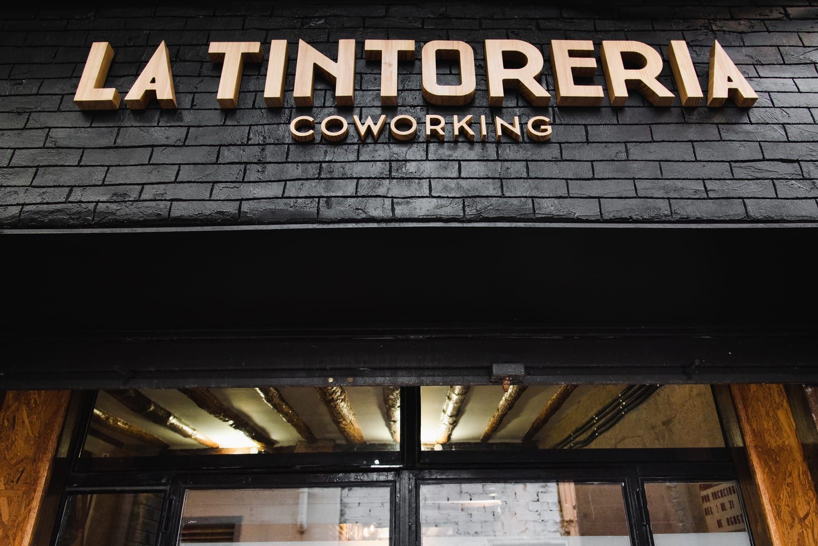 Rótulo original de La Tintorería en la fachada del local
