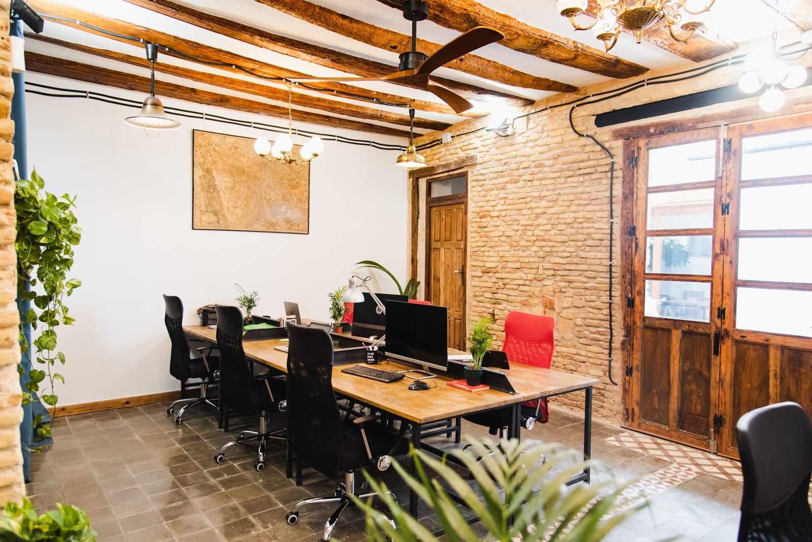 Zona de trabajo de La Tintorería con mesas compartidas y luz natural