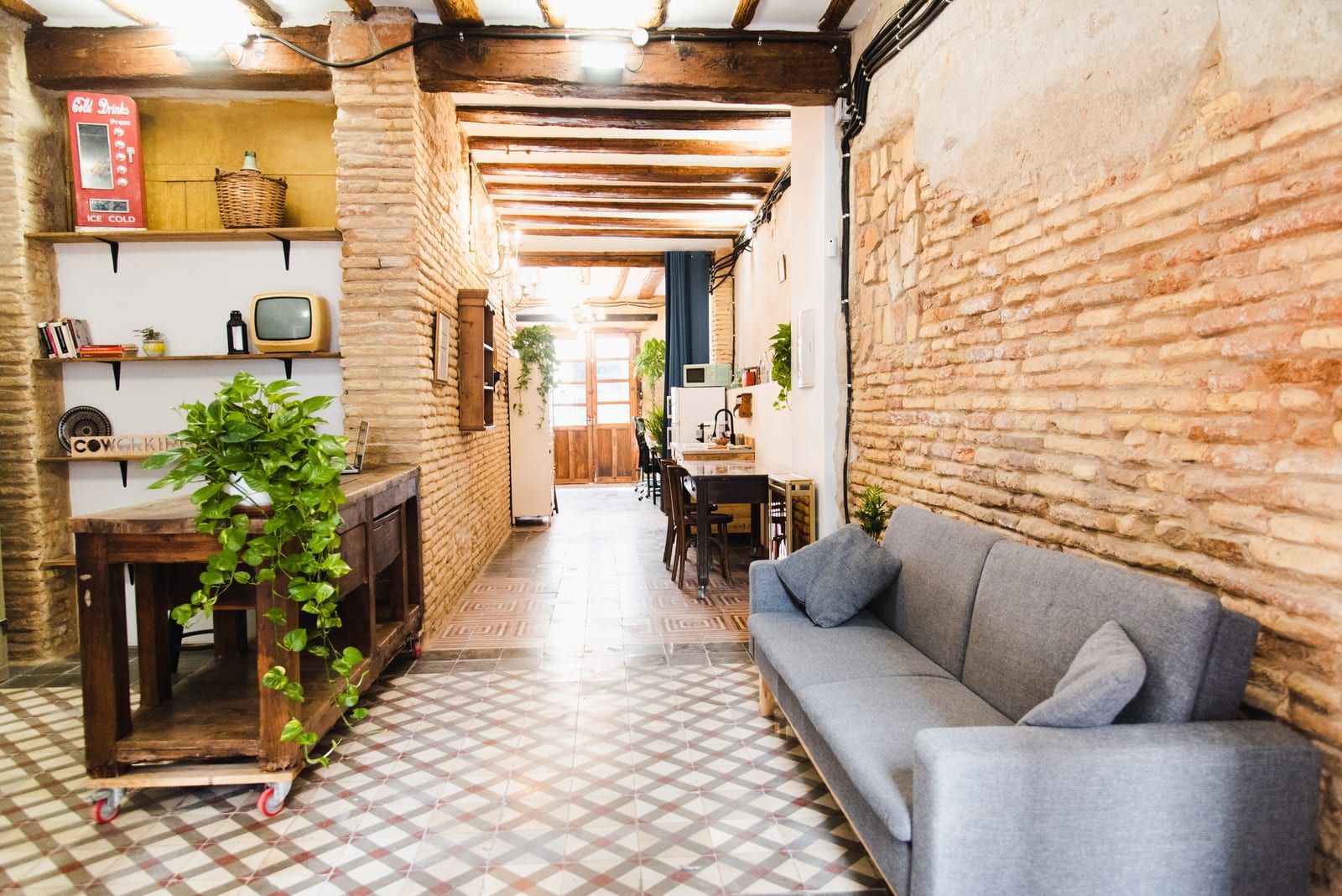 Interior de La Tintorería, con la sala de reuniones al fondo